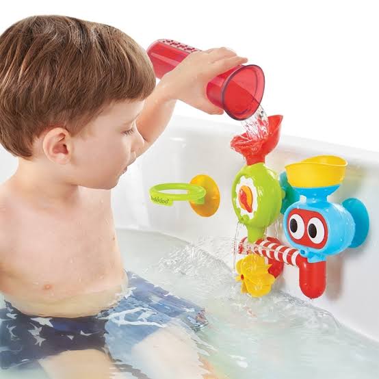 Submarine Water Lab – Interactive Wall-Mounted Spray Station